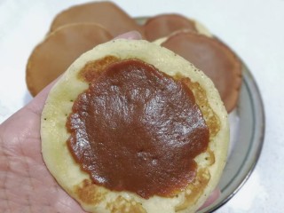 焦糖栗子馅铜锣烧,最后在饼皮上抹上适量焦糖栗子馅，盖上另一块轻压一下即完成。