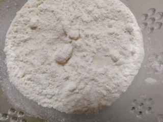 香酥芝麻瓦片,1g盐放入面粉里。