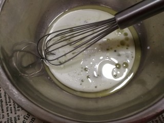 香酥芝麻瓦片,用蛋抽搅拌均匀。