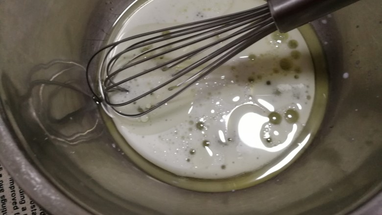 香酥芝麻瓦片,用蛋抽搅拌均匀。