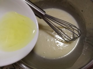 香酥芝麻瓦片,再倒入蛋白液，稍搅拌几下。
