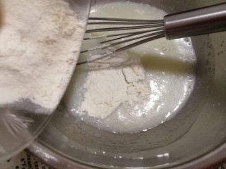 香酥芝麻瓦片,然后倒入面粉，盐搅拌均匀。