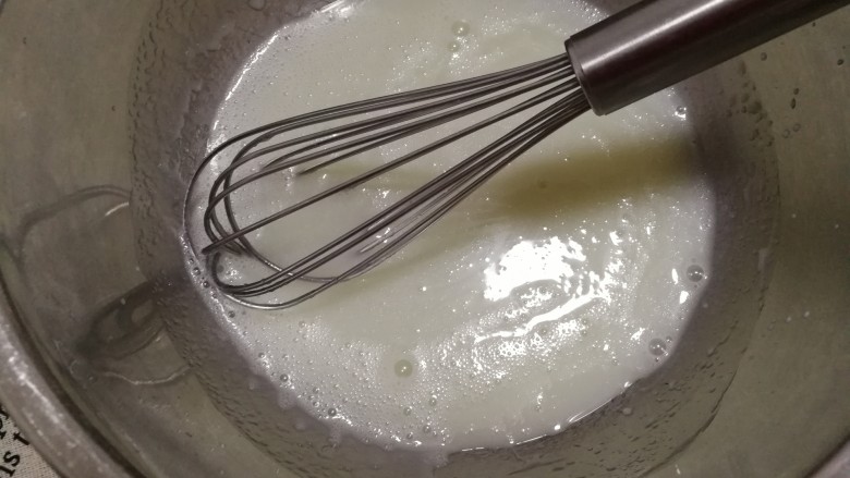 香酥芝麻瓦片,快速搅拌至绵糖溶解。