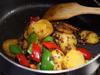 香辣干锅土豆片,下青红椒稍翻炒至断生。期间调入生抽、盐、鸡粉。