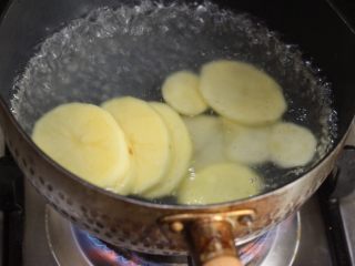 香辣干锅土豆片,烧开一锅水，放入土豆焯二十秒左右，迅速捞出。别太久把土豆片煮熟了，烫一下就行。