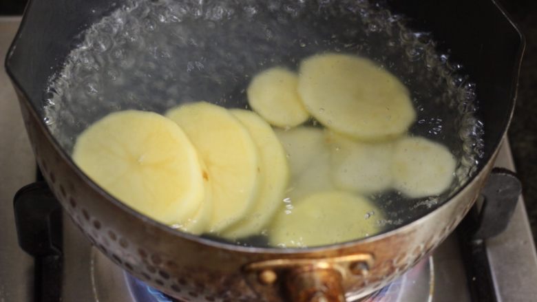 香辣干锅土豆片,烧开一锅水，放入土豆焯二十秒左右，迅速捞出。别太久把土豆片煮熟了，烫一下就行。