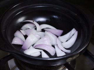 香辣干锅土豆片,找一砂锅，锅底刷上油，填上洋葱片垫底。