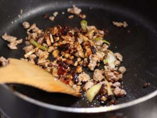 香辣干锅土豆片,锅中调入一大勺郫县豆瓣酱，炒出红油，使物类呈润泽冒泡状。可以少量加些水。