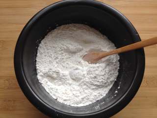 重阳糕, 把糯米粉、粘米粉、糖粉混合在一起搅拌均匀