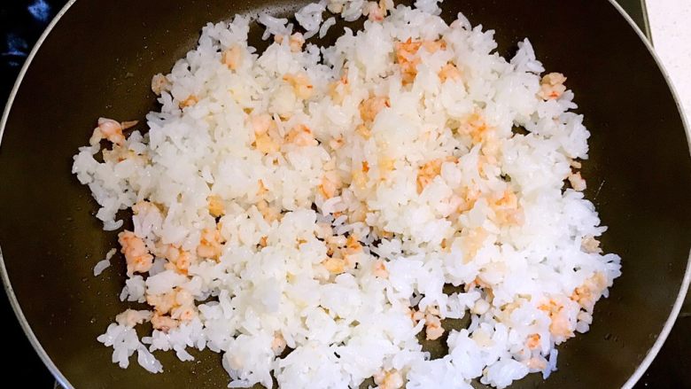 虾仁西蓝花饭团,加入米饭翻炒均匀