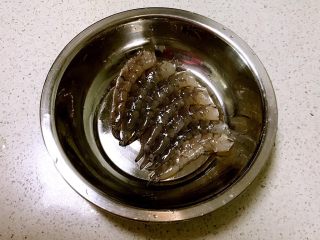 虾仁西蓝花饭团,剥去虾头和虾皮，挑出虾线