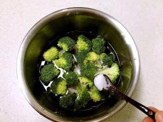 虾仁西蓝花饭团,把西蓝花切成小块，放入温水中，加入1小勺精盐，浸泡15分钟