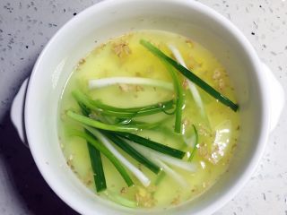 饺子肉馅调制技巧,准备小半碗葱姜水（将葱段和姜末浸泡在清水中，用手搓揉出汁）
