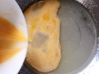 花生酥～#家有烤箱#,加入打散的蛋液