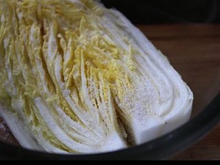 韩式辣白菜,根部切一刀，每片都撒上粗盐