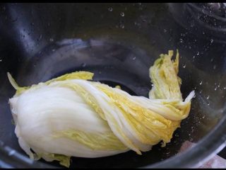 韩式辣白菜,在盐水中浸泡一夜后，再过一次凉白开，冲淡盐分
