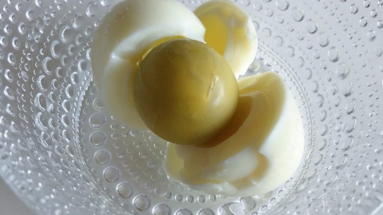 宝宝辅食：小鸡便当盒,煮好的鸡蛋去壳