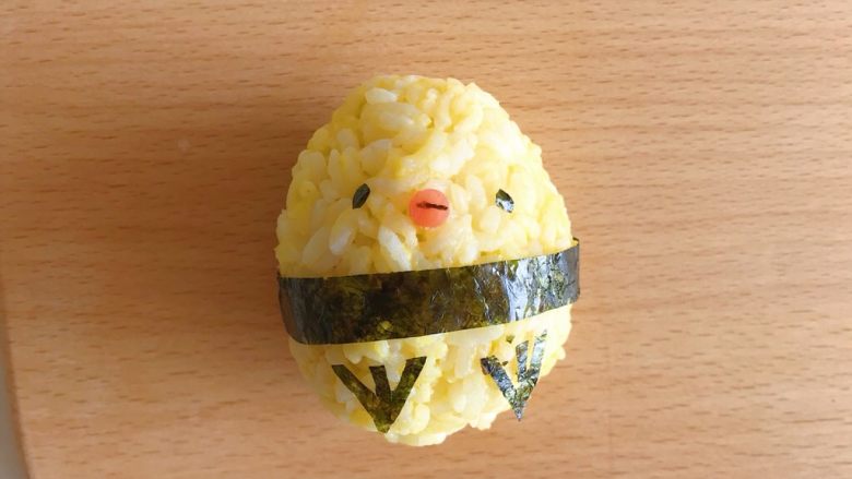 宝宝辅食：小鸡便当盒,将海苔剪出来的眼睛/腰封/爪子黏贴上去