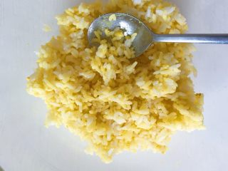 宝宝辅食：小鸡便当盒,将蛋黄和白米饭搅拌均匀至没有白白的饭粒