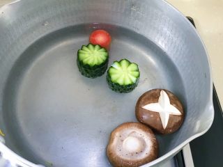 宝宝辅食：小鸡便当盒,香菇/胡萝卜/黄瓜下水焯熟
