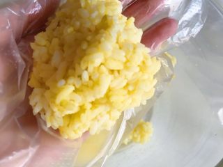 宝宝辅食：小鸡便当盒,套上一次性手套 抓一把米饭放置手心