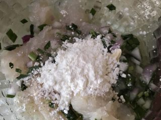 韭菜鱼饼,加入盐，胡椒粉，鱼露，柠檬汁。