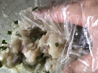 韭菜鱼饼,戴上一次性手套捏匀。