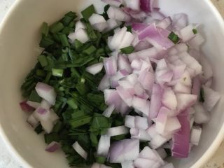 韭菜鱼饼,洋葱，韭菜切末备用。