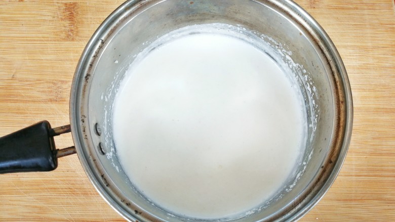 浓香黑米椰奶饮,椰子粉和牛奶充分搅拌均匀，即为现做版椰奶，