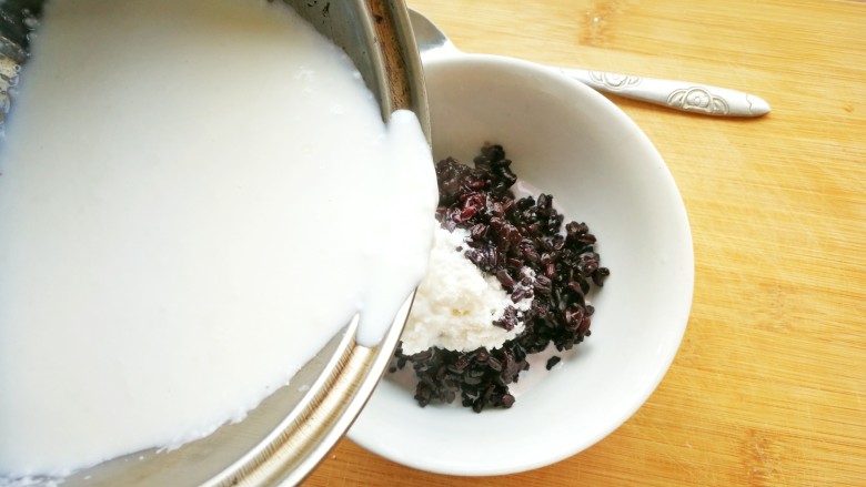 浓香黑米椰奶饮,把做好的椰奶倒入黑米的碗中，