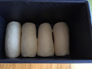 #家有烤箱#液种黄油吐司,分别卷好整齐排列在吐司盒里