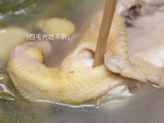 姜汁白切鸡,将鸡放入锅中，中火煮15分钟左右，用筷子可以插透鸡时，捞起，汤汁先留下一碗左右；