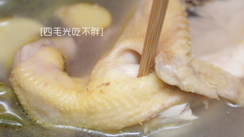 姜汁白切鸡,将鸡放入锅中，中火煮15分钟左右，用筷子可以插透鸡时，捞起，汤汁先留下一碗左右；