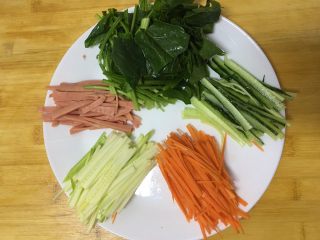 韩国拌饭🍴,黄瓜，红萝卜，西葫芦，火腿肠切丝，菠菜切段