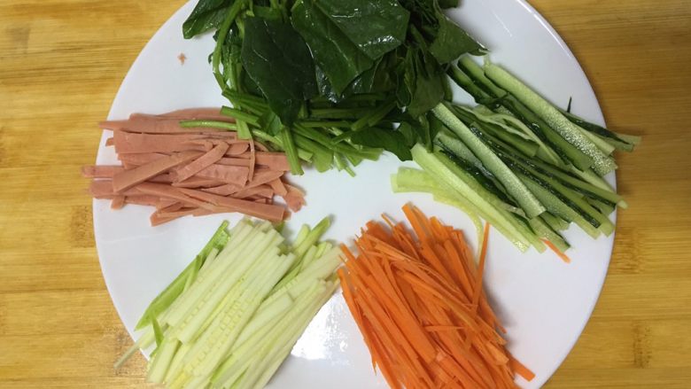韩国拌饭🍴,黄瓜，红萝卜，西葫芦，火腿肠切丝，菠菜切段