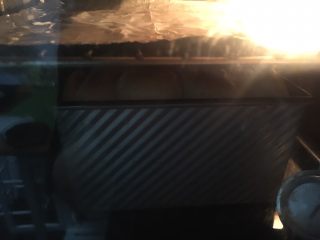 #家有烤箱#液种黄油吐司,看上色情况加盖锡纸