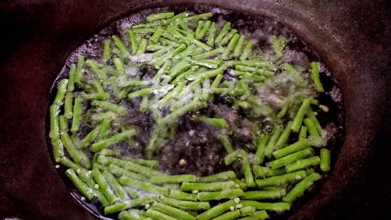 凉拌豇豆,锅中水烧开，加点盐加点油，入豇豆，焯熟。