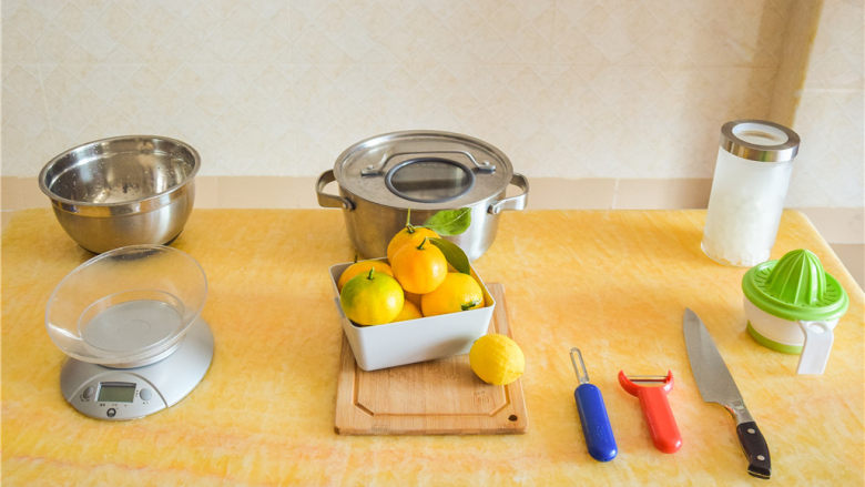 橘子果酱,将所有工具材料清洗干净，摆放好备用。