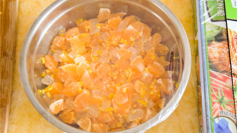橘子果酱,盖上保鲜膜放入冰箱中冷藏10小时，时间紧的话也最少要冷藏4小时