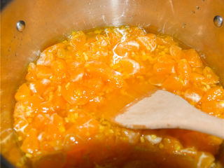 橘子果酱,取出调理盘，室温解冻后倒入白锈钢锅或者铜锅中烹煮。注意不能使用铁锅，果酸会腐蚀铁制品。