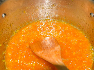 橘子果酱,熬制到果酱变得粘稠，搅动有阻滞感的时候果酱就熬制成功啦。从分量上来看，果酱完成的时候会浓缩到原来的三分之一。