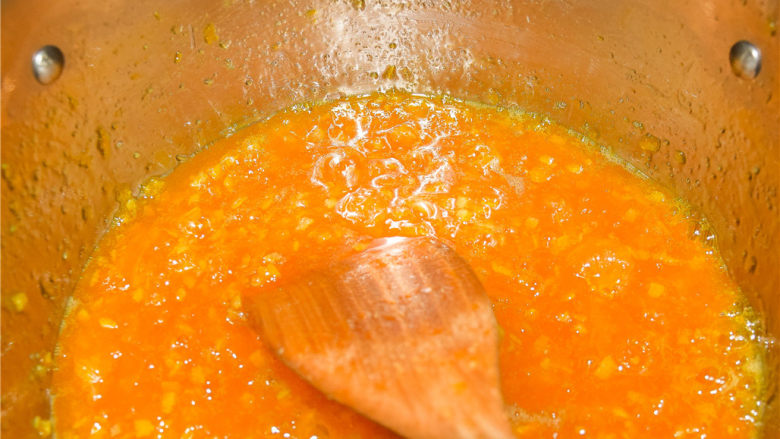 橘子果酱,熬制到果酱变得粘稠，搅动有阻滞感的时候果酱就熬制成功啦。从分量上来看，果酱完成的时候会浓缩到原来的三分之一。