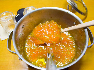 橘子果酱,趁热把果酱装入事先消毒好的果酱瓶。注意装瓶温度在80度以上以保证消毒效果。