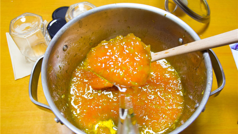 橘子果酱,趁热把果酱装入事先消毒好的果酱瓶。注意装瓶温度在80度以上以保证消毒效果。