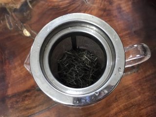百香果绿茶蜜,茶叶放进茶壶筛内