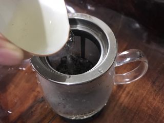 百香果绿茶蜜,倒入50克开水清洗茶叶后，倒掉水。