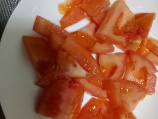 #家常菜木须柿子#,切成小块。稍微切小一点。