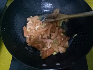 #家常菜木须柿子#,锅中有剩油，在放入切好的西红柿。