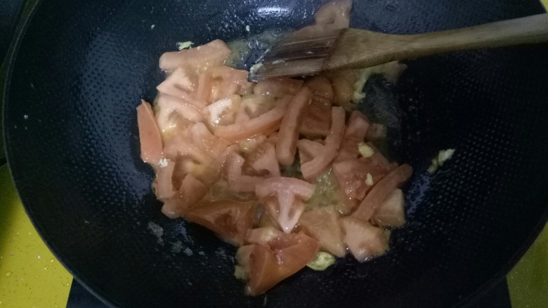 #家常菜木须柿子#,锅中有剩油，在放入切好的西红柿。