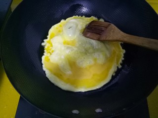 #家常菜木须柿子#,油温到7分时，放入鸡蛋，翻炒。
